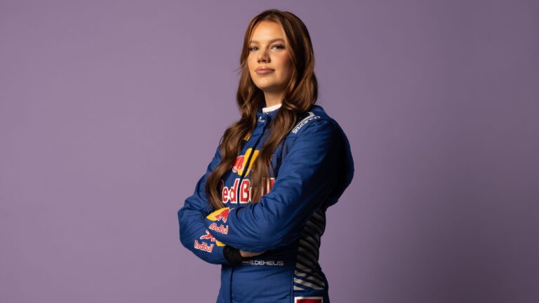 Emely de Heus in her race suit